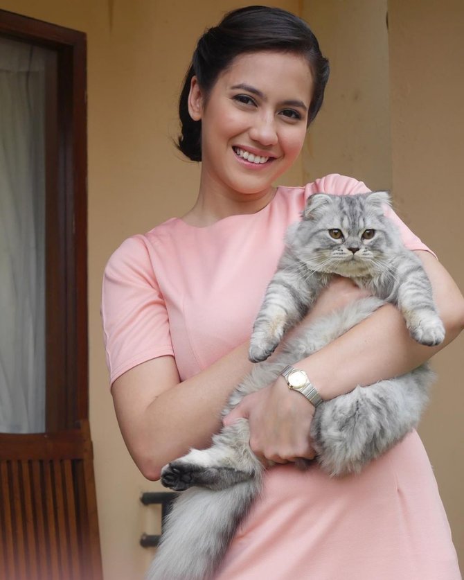 potret artis dengan kucing