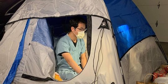 Takut Menularkan Virus, Dokter Ini Rela Tinggal Sendirian di Tenda Garasi Rumah