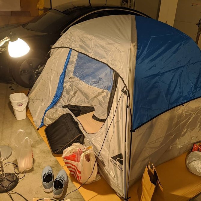 dokter tinggal di tenda