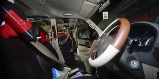 Driver Online Semprotkan Disinfektan di Mobil Cegah Penyebaran Corona