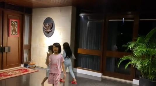 temui pertama kali usai diisolasi ini momen haru detri warmanto bersama anak anaknya