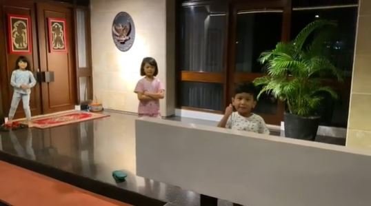 temui pertama kali usai diisolasi ini momen haru detri warmanto bersama anak anaknya