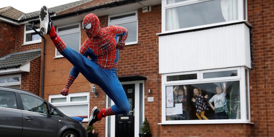 Lockdown, Spiderman Beraksi Hibur Anak-Anak di Inggris