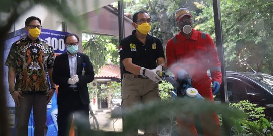 Pekerja Korban PHK Dilibatkan dalam Penyemprotan Disinfektan Covid-19 di Pulogadung