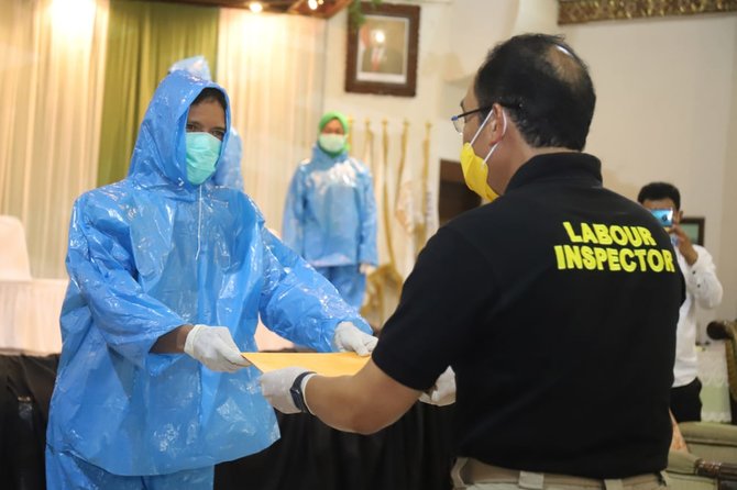 pekerja korban phk dilibatkan dalam penyemprotan desinfektan covid 19 di pulogadung