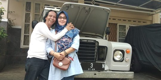 Dikaruniai Anak Laki-Laki di Usia 54 Tahun, Ini 8 Potret Mesra Mandra dan Istri