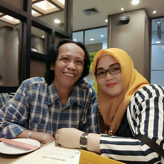 dikaruniai anak laki laki di usia 54 tahun ini 8 potret mesra mandra dan istri