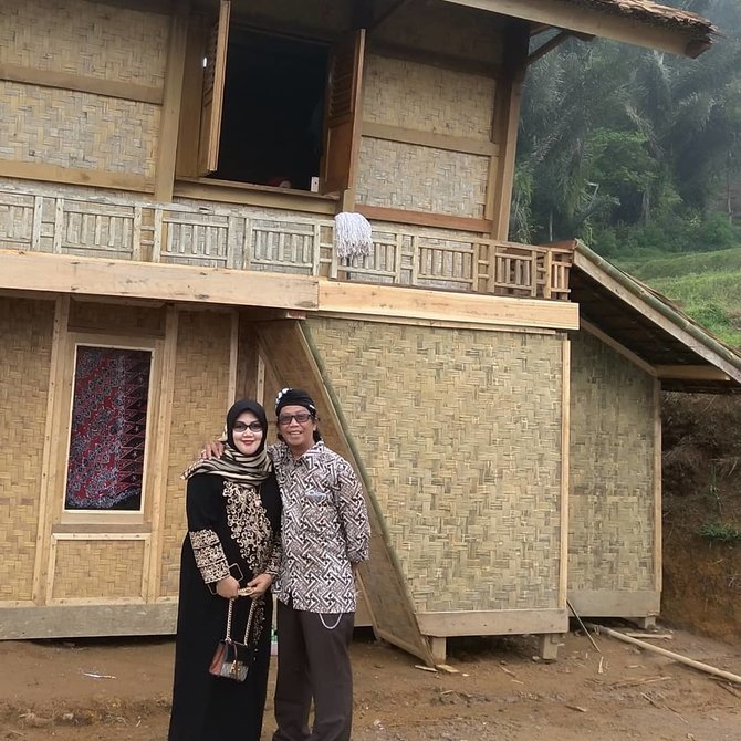 dikaruniai anak laki laki di usia 54 tahun ini 8 potret mesra mandra dan istri