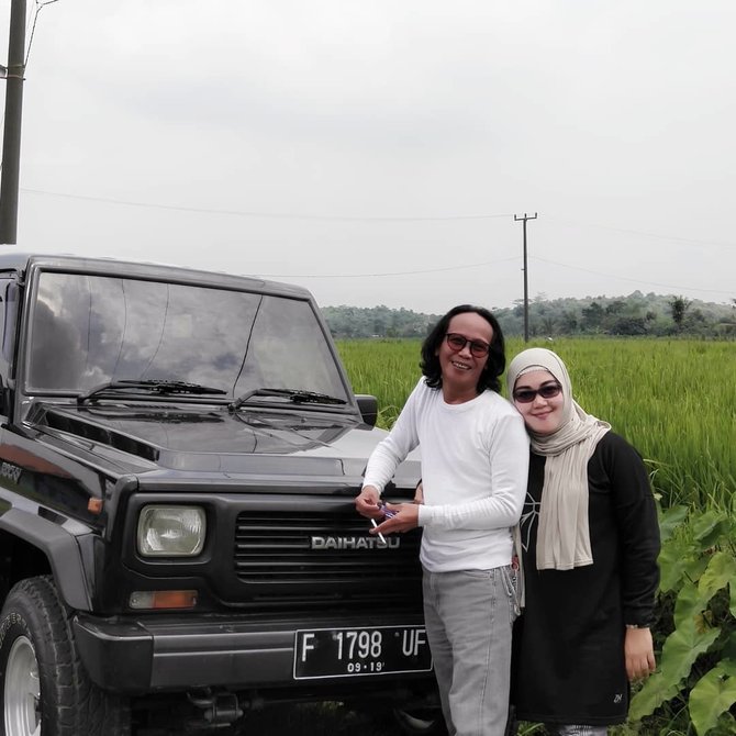 dikaruniai anak laki laki di usia 54 tahun ini 8 potret mesra mandra dan istri