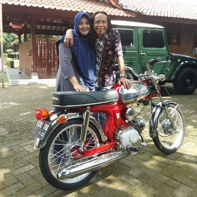 dikaruniai anak laki laki di usia 54 tahun ini 8 potret mesra mandra dan istri