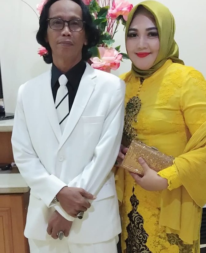 dikaruniai anak laki laki di usia 54 tahun ini 8 potret mesra mandra dan istri