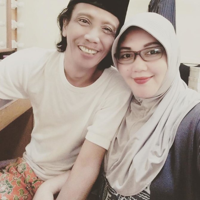 dikaruniai anak laki laki di usia 54 tahun ini 8 potret mesra mandra dan istri