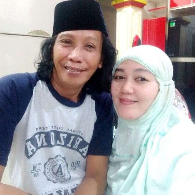 dikaruniai anak laki laki di usia 54 tahun ini 8 potret mesra mandra dan istri