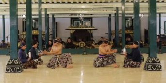 7 Potret Unik Warga Jogja Menari 'Beksan Nir Corona', Ada yang Pakai Masker