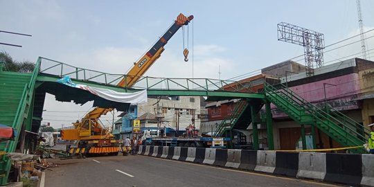 Truk Bermuatan Kertas Hantam JPO Kartasura, Jalur Solo-Semarang Dialihkan