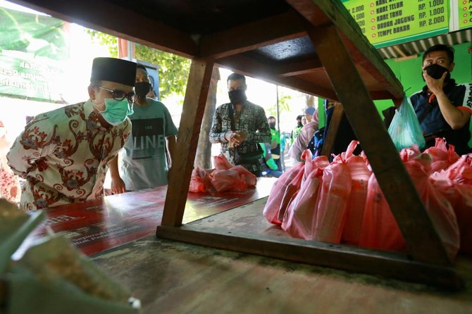 azwar anas tebar kupon makan warga terdampak corona