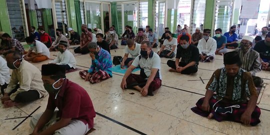 Cegah Penyebaran Corona, Warga Jember Salat Jumat Berjarak dan Tanpa Karpet