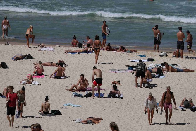 wisatawan berjemur di pantai di tengah wabah corona