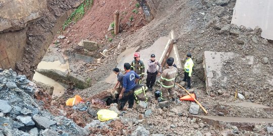 Jembatan Bodem di Purwakarta Ambruk, 6 Orang Dikabarkan Terkubur