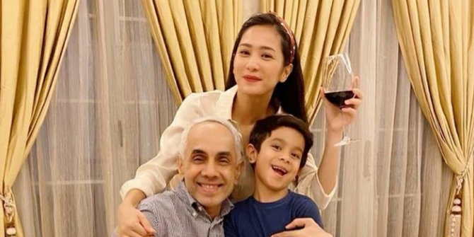 Terpaut Usia 18 Tahun Ini 5 Potret Sukhdev Singh Suami Bunga Zainal Semua Halaman Merdeka Com