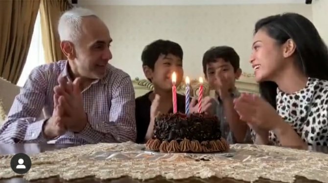 Terpaut Usia 18 Tahun Ini 5 Potret Sukhdev Singh Suami Bunga Zainal Semua Halaman Merdeka Com