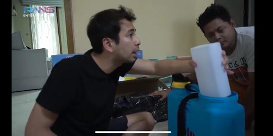 Potret Raffi Ahmad Jadi Petugas Penyemprotan Disinfektan, Disuruh-suruh Karyawan