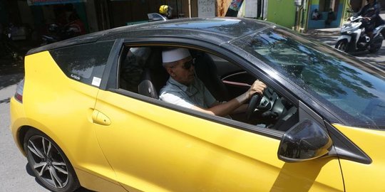 naik mobil sport, kakek di solo bagikan beras & uang cegah penyebaran corona