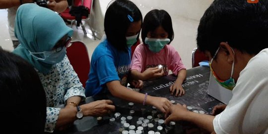 Dua Anak 7 Tahun di Makassar Sumbangkan Celengannya Untuk Beli APD