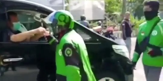 Naik Mobil Alphard, Orang Baik Hati Ini Bagi-Bagi Uang Rp100 Ribu di Jalan