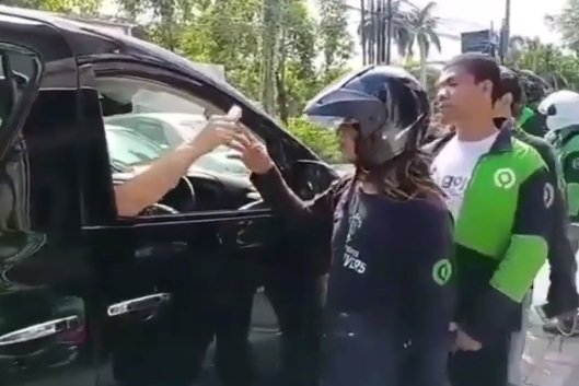 aksi viral pria baik hati bagi bagi uang rp100 ribu