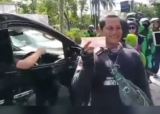 aksi viral pria baik hati bagi bagi uang rp100 ribu