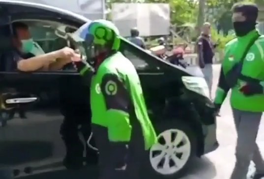 aksi viral pria baik hati bagi bagi uang rp100 ribu