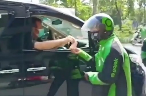 aksi viral pria baik hati bagi bagi uang rp100 ribu