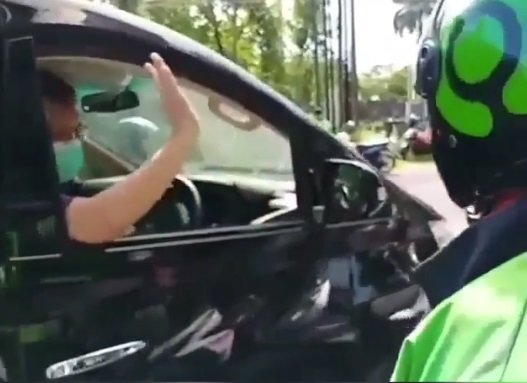 aksi viral pria baik hati bagi bagi uang rp100 ribu