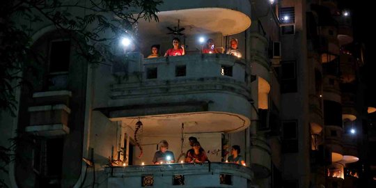Menyalakan Lilin dan Obor Jadi Simbol Melawan Corona di India