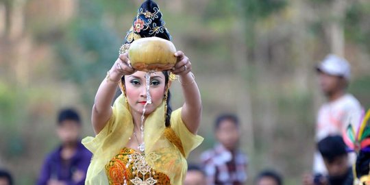 Mengenal Ceprotan, Tradisi Saling Lempar Kelapa Muda di Pacitan yang Sarat Makna