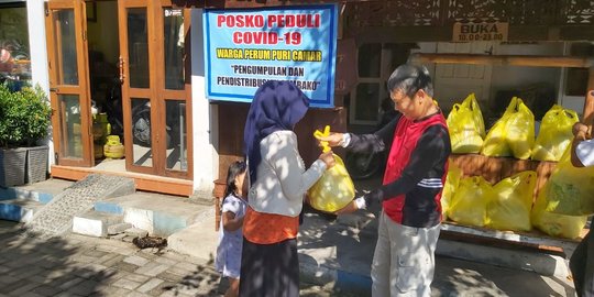 Cegah Covid-19 Bersama, Warga Perumahan di Banyuwangi Gotong Royong Berbagi Sembako