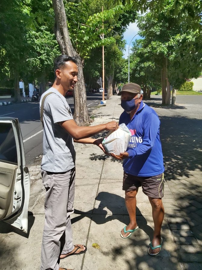 warga perumahan di banyuwangi gotong royong berbagi sembako