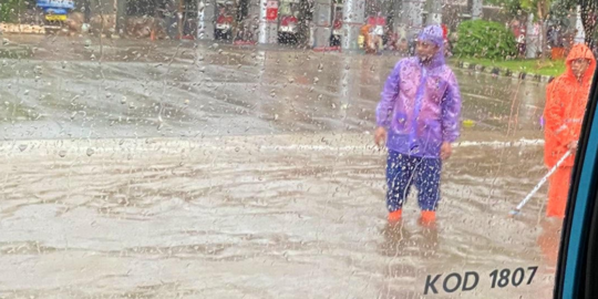 Hujan Sejak Siang, Sejumlah Ruas Jalan di Jakarta Tergenang
