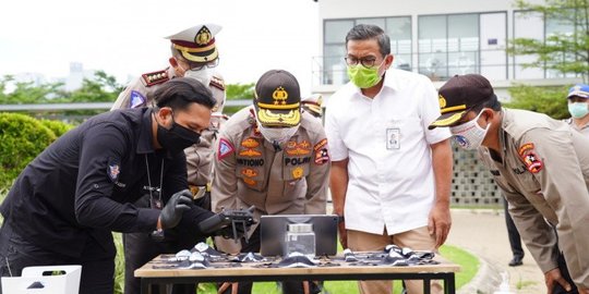 Gunakan Drone, Polri Cek Suhu Tubuh Pengemudi Ojek Online