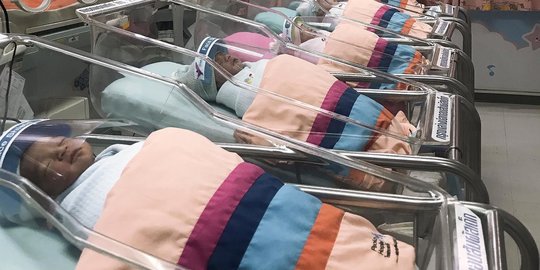 Lahir di Tengah Pandemi Corona, Bayi-Bayi Ini Dipasangi Perlindungan Wajah