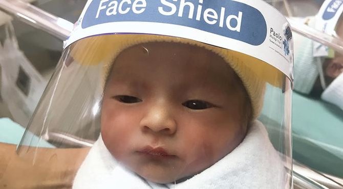 bayi dengan penutup wajah