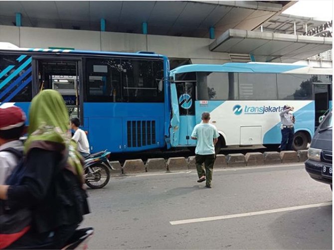 kecelakaan antar busway di halte transjakarta