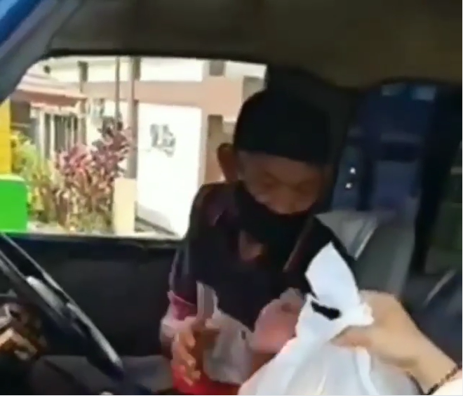 supir angkot menangis