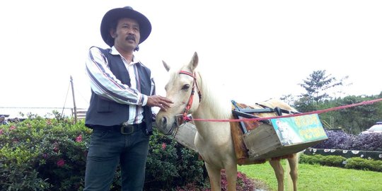 Kisah Inspiratif Pegiat Perpustakaan Keliling dengan Kuda di Lereng Gunung Slamet