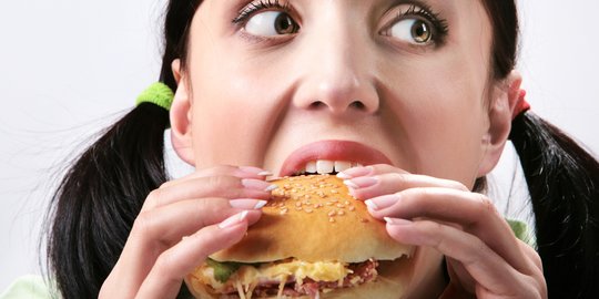 7 Cara Ampuh Mencegah Stress Eating saat Kamu Mengurung Diri di Rumah