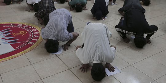 Sujud Syukur Narapidana Bebas Bersyarat dari Rutan Kelas I Depok