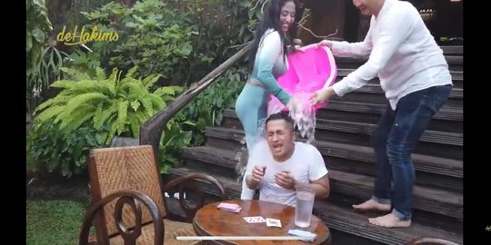 Irfan Hakim Diguyur Dewi Perssik Pakai Air Bekas Mandi Monyet 'Candy Laura'
