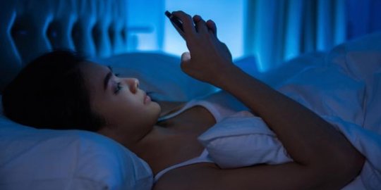 Jangan Taruh HP di Sebelah Anda Saat Tidur, Ini 5 Bahayanya