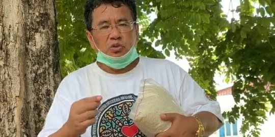 Mantap! Hotman Paris dan Sopirnya Bagi-bagi Beras dan Mie ke Pedagang Kaki Lima